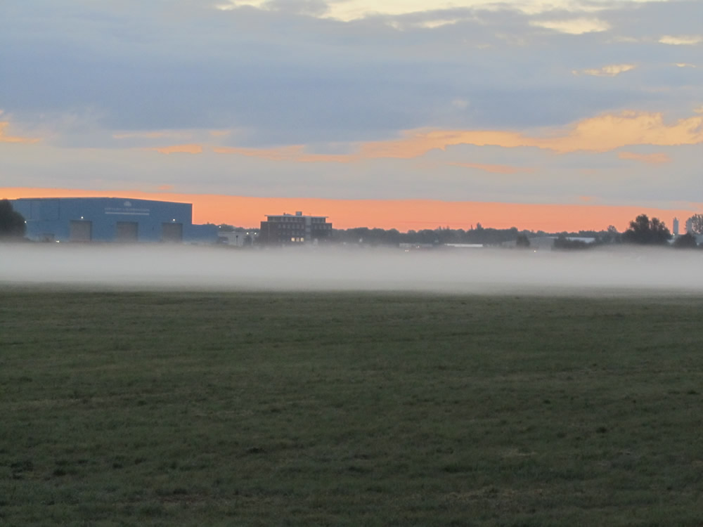 Der Hemelinger Hafenbereich hinter dem Nebel