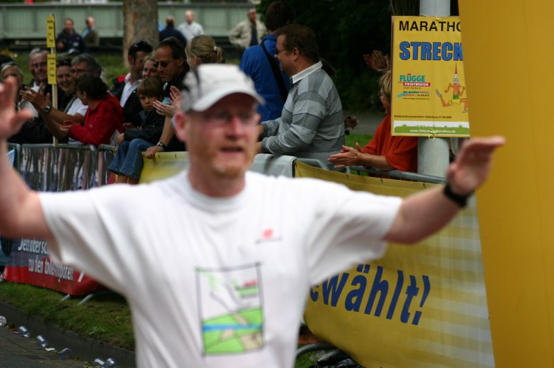 Zieleinlauf beim ersten komplett gelaufen Marathon - Oldenburg-Marathon 2008